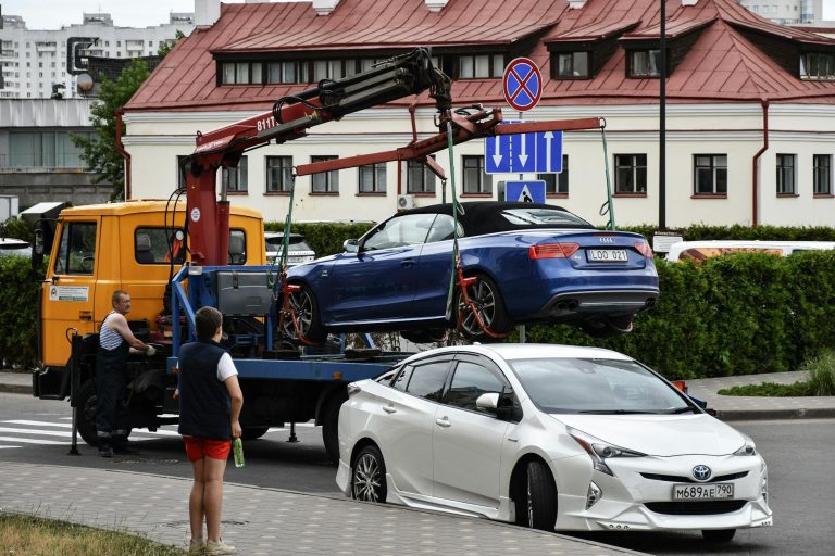 Tarife actualizate în Cluj-Napoca: cât costă ridicarea mașinii parcate ilegal și a trotinetei electrice