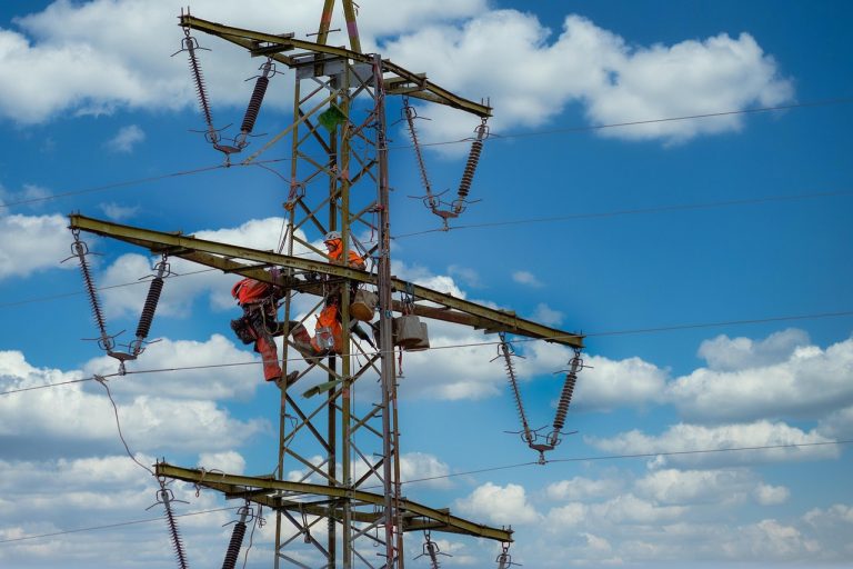Casă nouă, dar încă fără curent? Distribuție Energie Electrică scoate la licitație 23 de milioane de lei pentru branșamente în județul Cluj