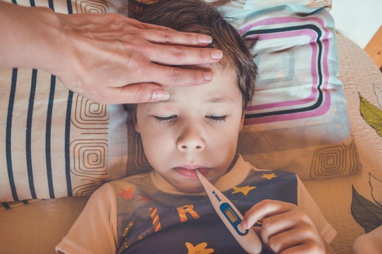 Copilul are febră la miezul nopții? Peste 8.400 de părinți din Cluj au sunat la ALOPEDI anul acesta — iar două treimi n-au mai mers la spital