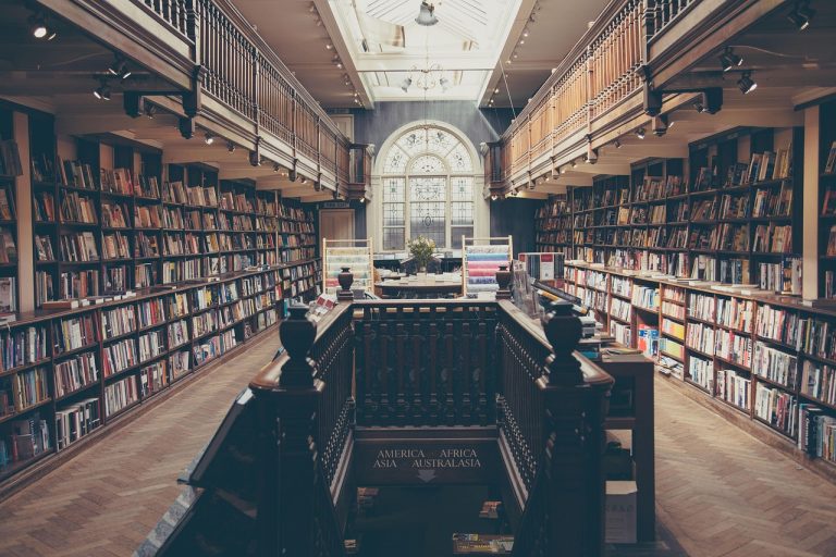 Sâmbătă seara, biblioteca județeană din Cluj rămâne deschisă până la 22:00 — cu VR, vânătoare de comori și o carte în dar