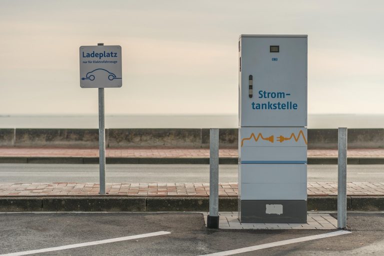 Stații de încărcare pentru mașini electrice la Hub-ul Educațional din Borhanci — Primăria Cluj-Napoca caută furnizor pentru un contract de 2 milioane de lei