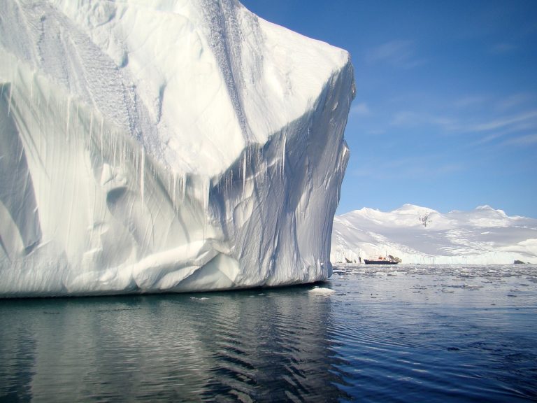Prima expediție care a iernat în apele Antarcticii a avut și un român la bord — povestea ajunge miercuri la Cluj, cu autorul cărții de față